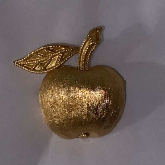 Crown Trifari Vintage Signed Brushed Gold Tone Apple Pin Brooch - Picture 8 of 10
